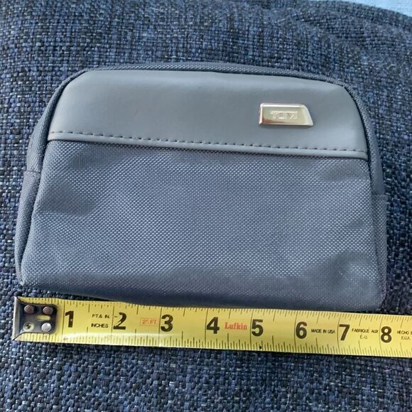 Small Tumi zip top - Picture 9 of 10